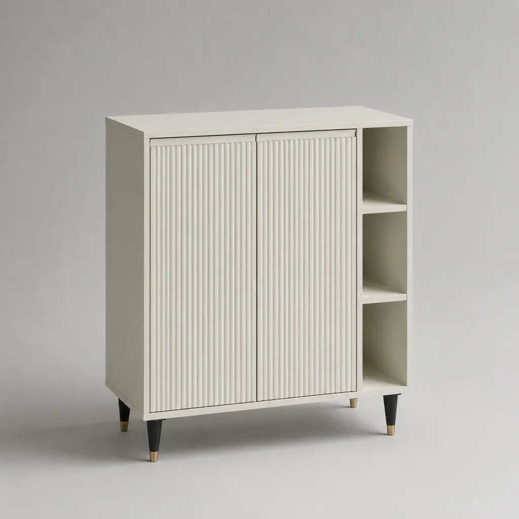 Buffet de rangement rectangulaire en MDF blanc rainuré, 2 portes et 3 niches, pieds noirs avec embouts laiton, 100 × 40 × 110 cm