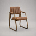 Chaise avec accoudoirs en similicuir PU marron cognac et cadre en acier bronze, 58 × 61 × 82 cm