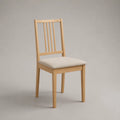 Chaise de salle à manger en bois massif naturel clair avec assise rembourrée beige et dossier à barreaux, 45 × 52 × 94 cm
